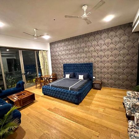 Luxury Master Bedroom With Bathtub N Private Entry Gurgaon Ngoại thất bức ảnh