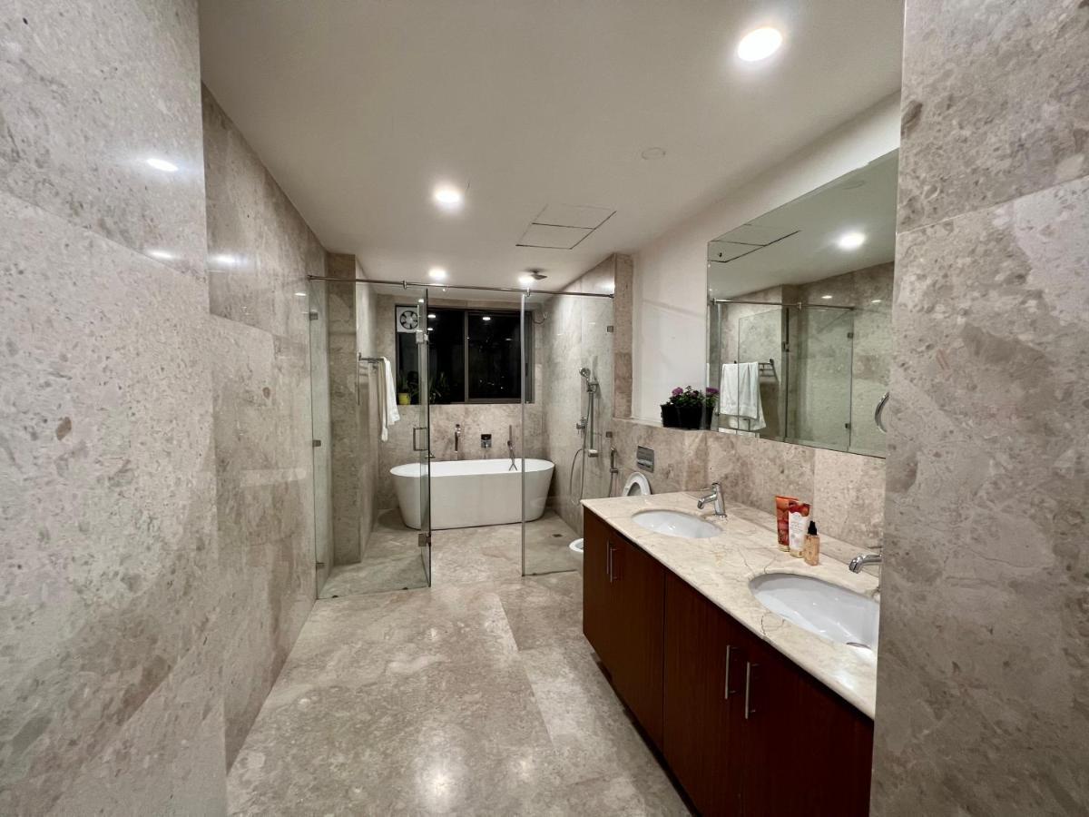 Luxury Master Bedroom With Bathtub N Private Entry Gurgaon Ngoại thất bức ảnh