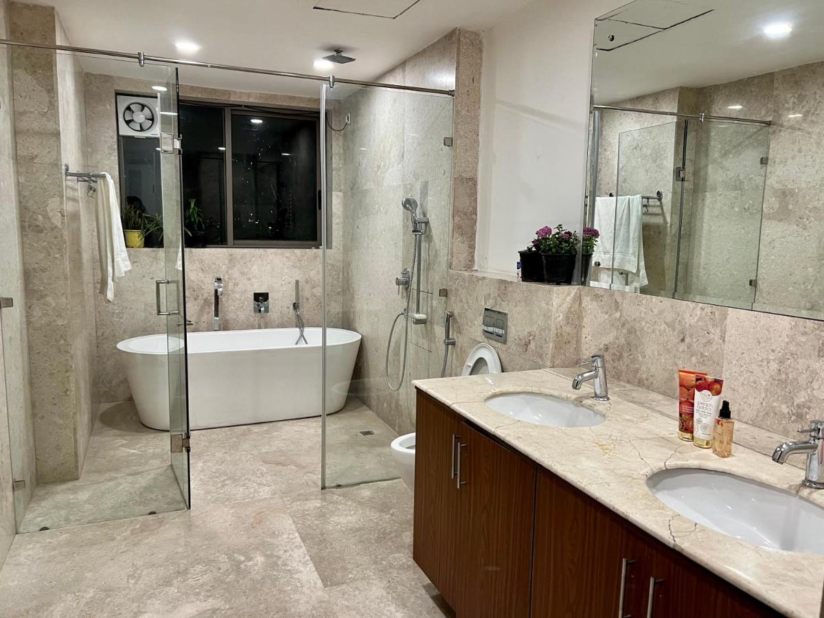 Luxury Master Bedroom With Bathtub N Private Entry Gurgaon Ngoại thất bức ảnh