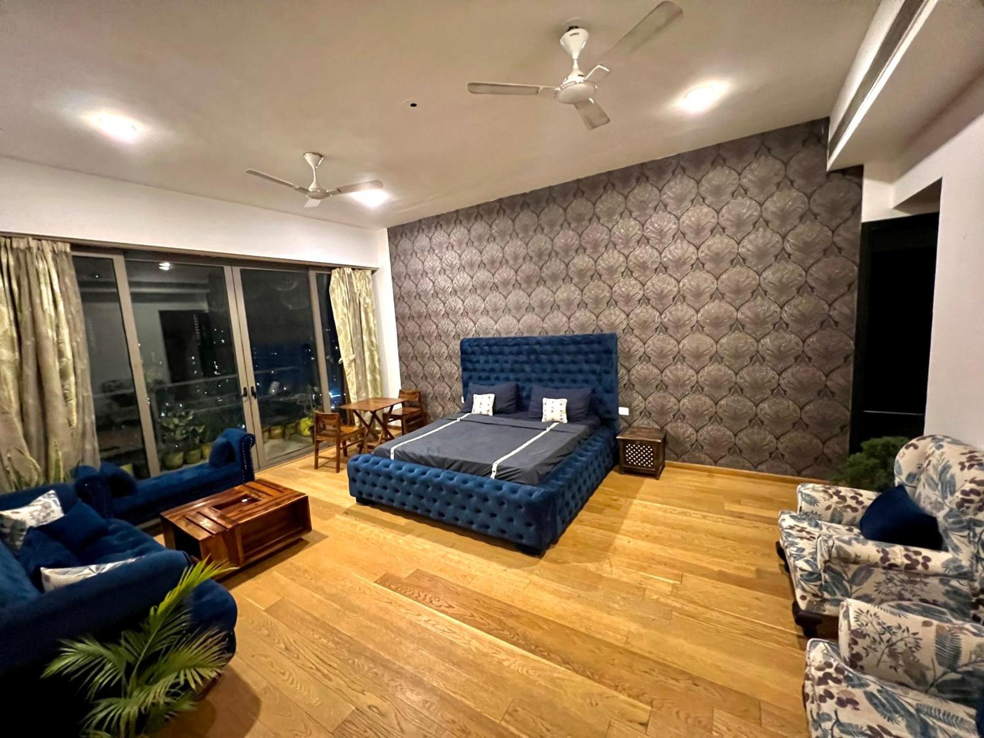 Luxury Master Bedroom With Bathtub N Private Entry Gurgaon Ngoại thất bức ảnh